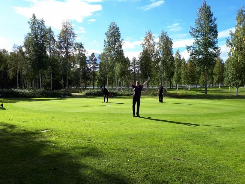 Historik byggnad av golfbana i Gunnarn Tillstånd enligt miljöbalken gavs 2001. Projektgruppen tillsammans med föreningar i byn drev projektet vidare fram till bildandet av golfklubben juli 2001.