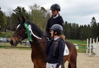Lektionsmästerskap i hoppning för senior 2017 hölls den 20 maj på Roo Gård. Sarah Löfgren kom 2a på Hortensia. Lektionsmästerskap i hoppning för ponny kat D 2017 hölls även den 20 maj på Roo Gård.