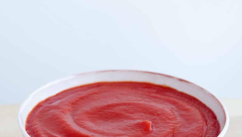 Allmänt om tomatketchup Tomatketchup är en av våra mest välkända och omtyckta smaksättare. Huvudråvaran i tomatketchup är tomatpuré som är tomatjuice som har koncentrerats genom att ta bort vatten.