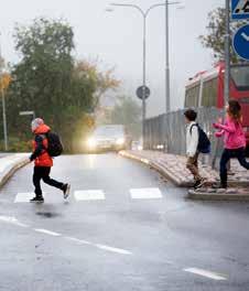 Att gå. Allt fler barn, särskilt de yngre, skjutsas till skolan.