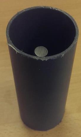 Före den andra ingjutningen av ett stålprov så täcktes den nedre delen av stången med en cementslamma med hjälp av en liten plastform (plaströr), figur 2(a).