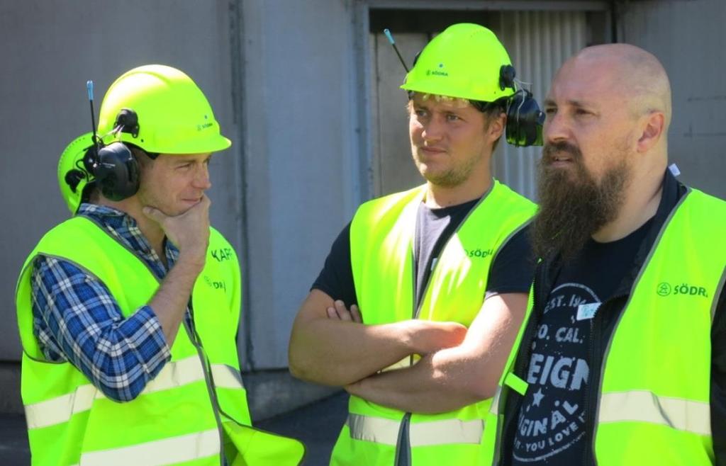 Sida 21 av 27 Till höger står Peter Karlsson - Karlsborg Inne i pannhuset var det väldigt rent och fräscht.