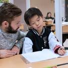 ger kunskap om och didaktiska redskap för att arbeta med bland annat skrivprocesser, stavning och textanalys.