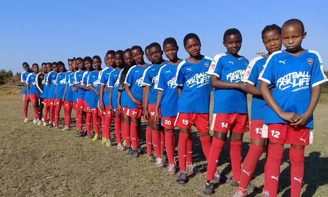 Projektet ger om att tjejernas roll i samhället är på mycket mer än fotbollskunskap, men det väg att förändras.