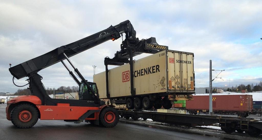 Bild 4. Intermodal hantering av trailer, container och växelflak på godsterminaler har utvecklats både i Sverige och Norge.