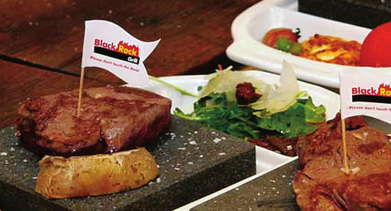 Black rock grill Häftig matupplevelse! På en glödhet stenplatta av diorit bruten i Källsåker, grillar du din kött-eller fiskrätt direkt vid bordet. En doft- och smakupplevelse utöver det vanliga.