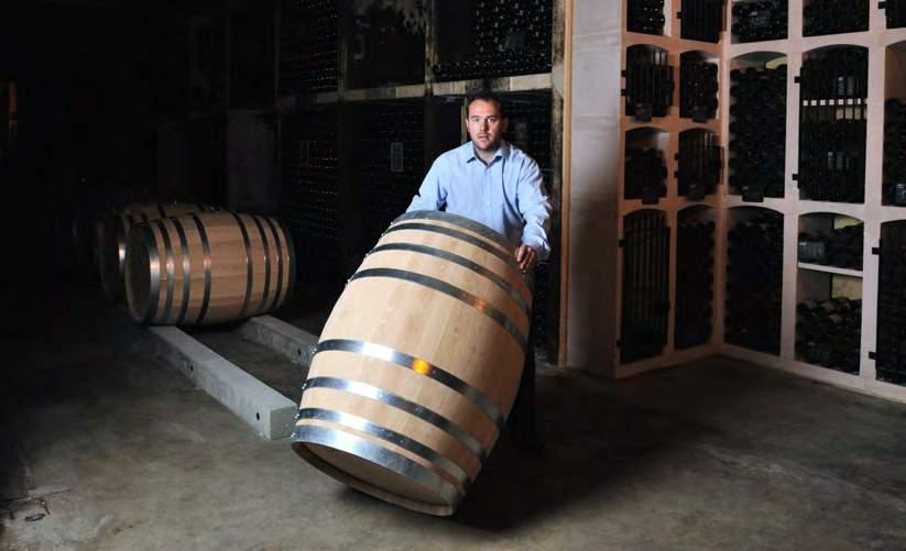 Frankrike Rhône Château Mont-Redon GULD! Årets Vinhus Chateau Mont-Redon äger idag 100 ha vinodlingar vilket gör den till den största egendomen i området.