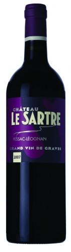 Frankrike - Château Le Sartre Château Le Sartre Red Wine Ett stiltypiskt klassiskt vin från Bordeaux med en blandning av Cabernet Sauvignon, Merlot och Cabernet Franc.