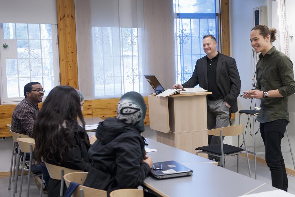 2 Till lärarstudenter, VFU-handledare och VFU-kurslärare Den här handboken för verksamhetsförlagd utbildning (VFU) riktar sig till lärarstudenter, VFU-handledare och VFU-kurslärare.