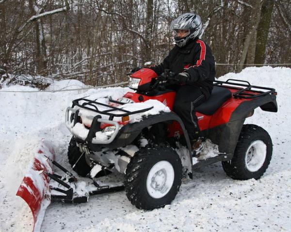 Snöplog 150cm Vårt egenutvecklade snöblad. 150cm brett. Monteras på en minut genom ett snabbfäste i fronten och en kulhandske på dragkulan. Honda-röd i pulverlack. Ställbar i fem vinklar.