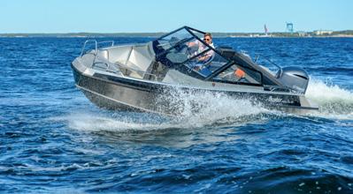 dubbelmonterade Yamaha hästkrafter, 16 mullrande cylindrar och 400 sjömils verksamhetsradie omdefinierar segmentet med stora, effektiva, öppna aluminiumbåtar.