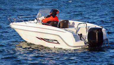 -/mån* HR 532 CC Med Yamaha F70 AETL HR 480 SC Med Yamaha F50 HETL Välplanerad med tuffa linjer En stabil båt som har en rymlig, öppen konstruktion med höga fribord.