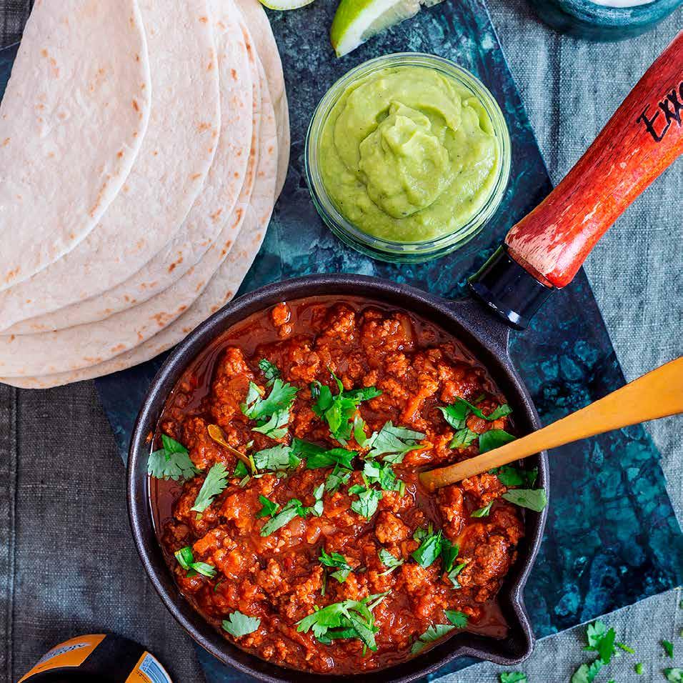 SNABB CHILIGRYTA med öl och chipotle Ca 30 min Chiligryta gul lök 3 vitlöksklyftor ½ msk ingefära Ca 400 gram nötfärs msk olivolja* tsk spiskummin* msk chipotlepasta 3 msk tomatpuré* 33 cl alkoholfri