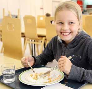 Tillräcklig tid skall avsättas för att inta de olika måltiderna. Alla verksamheter skall sträva till att elever och barn får servera sig maten själva.