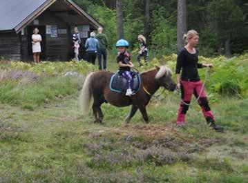 Jan Gowenius delade ut en mycket fin bok om Gårdsby Säteri om dess historia och torpen under säteriet. Tjejerna som höll i ponnyridningen.