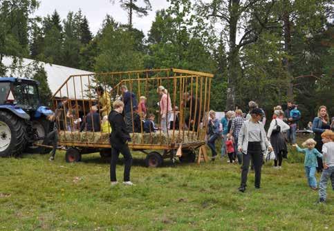 Lövad skrinda som gick till Hoppet. Matmarknad En glad Christer Jonasson.