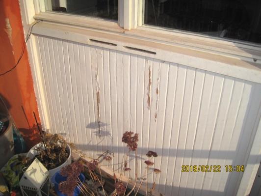 Övriga åtgärdsbehov på fönster/dörrar i lägenheter. På inventerade fönster är tätningslister typ silikonlister. De har med tiden tappat formen, är platta och tätar inte ordentligt när vind trycker på.