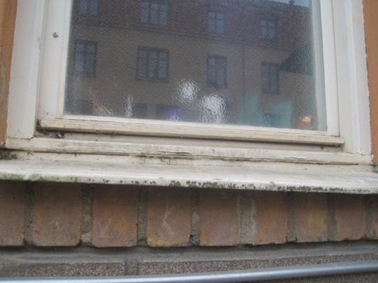 På många fönster är slutbleck slitna och behöver bytas. Bild 2 Det sitter gamla tilluftsventiler under fönster. Denna placering gör att man upplever drag från ventilen varför de flesta är stängda.