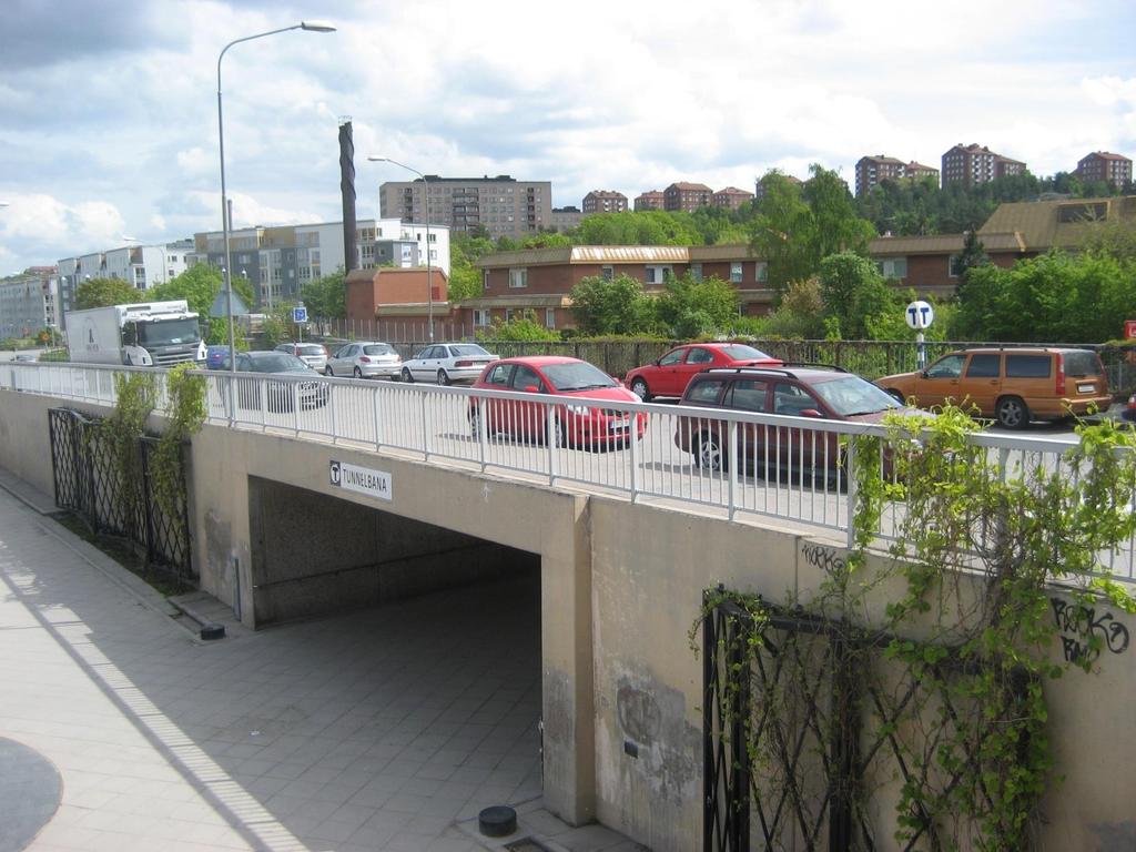 Bron Axelsberg i Hägersten som vi ska renovera åt Trafikkontoret somhand-lägger Stockholms stads broar. Vi kommer ta bort den gamla isoleringen från körbanan och därefter lägga en ny.