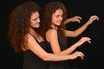 5 ONSDAG 14 NOVEMBER Kiveli Dörken och Danae Dörken Kritikerna har lovordat de tysk-grekiska pianosystrarna Kiveli och Danae Dörken för deras charmiga,