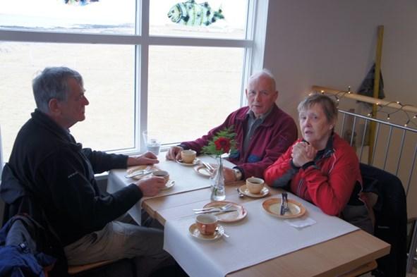 Lunchen var serverat i Garðskaga bygdmuseum och flera gånger under turen bjöd logeledelsen på andra förfriskningar. De mycket nöjda deltagare i denna tur var ialt 36.
