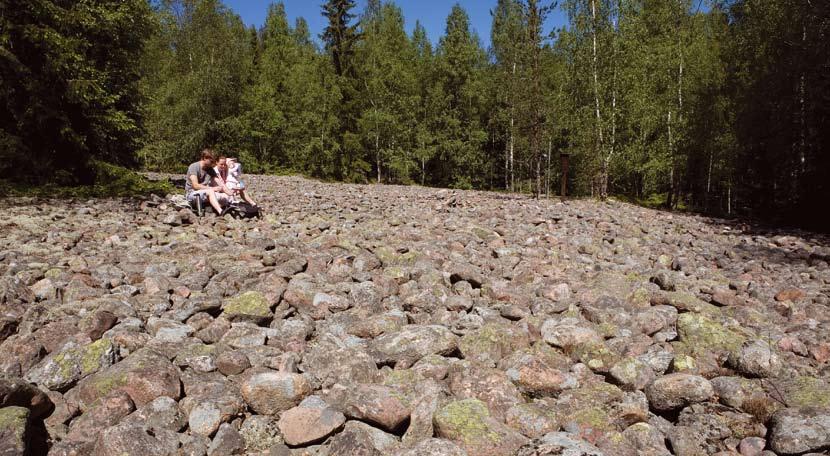 Stentorget Ett 10 000 år gammalt naturminnesmärke efter inlandsisen hittar man i Norra Näs, en bit upp på Näshöjden.