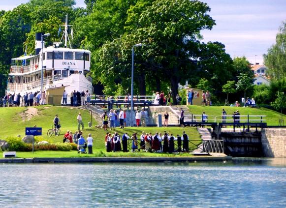 00 Torsdag 12 juli Allsångskväll i Borensberg Vi börjar eftermiddagen med en promenad utmed kanalen och middag på Gästgiveriet innan allsången börjar klockan 19.00. : 200 kr för entré och resa.