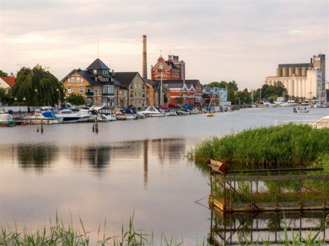 caféer, örtagårdar och gallerier att besöka. Härifrån är det inte långt till Mandelmanns Gård utanför Simrishamn.