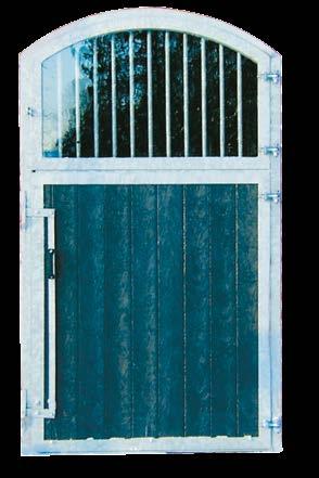 Dörrar finns som dubbeldörr, enkeldörr, i rak eller valvad modell. Alla dörrar levereras omålade men går att få målade mot tillägg.