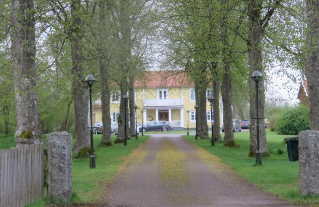 Prästgården funderar idag som vandrarhem Utmed Storgatan, norr om kyrkomiljön, ligger Vissefjärdas gamla