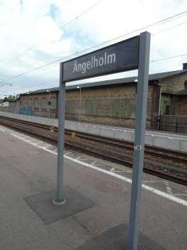 Bild 151 Förr stod det ofta på namnskylten hur långt det var till huvudstaden, eller en annan viktig ort, 223 km från Stockholm.