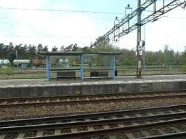 På obemannade hållplatser och även på större stationer utan plattformstak, byggs sedan 1980-talet enkla regnskydd, ungefär som en busshållplats