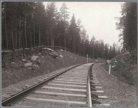 Banunderbyggnad Banunderbyggnad är det som järnvägen vilar på. Det kan vara skärningar, fyllningar eller tunnlar och broar. Tunnlar och broar behandlas i kommande avsnitt.
