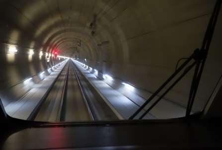 TUNNLAR En tunnel är ett hål genom vilken järnvägen är dragen. Det viktiga är att det finns plats nog i tunneln, det fria rummet, så alla fordon lätt kan ta sig fram.