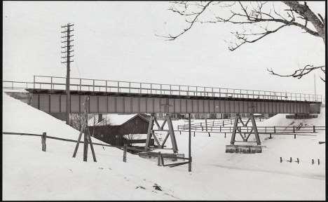 Större broar i stål har byggts som bågbroar (bild 21).