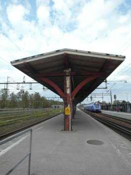 Bild 57 På stationer utan plattformar, eller med låga sådana, använde man ofta en liten flyttbar pall som trappa vid