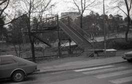 Bild 65 Bild 66 På många stationer fanns, och finns, planskilda korsningar för fotgängare i form av broar över