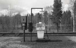 Oljetankar och tappställen, det vi slarvigt kallar bensinmackar, finns för tankning av rälsbussar och dieseldrivna lok (bild 74). Bild 74 Ångloken krävde också vatten.