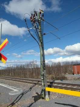 Bild 92 Kontaktledningsstolparna används också för att montera signaler och skyltar. Stolparna är numrerade med gula siffror. Denna numrering har mest betydelse som geografisk position.
