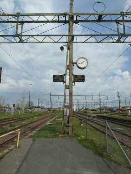 Detta efter några olyckor på 1970-talet då förarna missat vad den förra signalen hade visat och startat fullt ut för att sen inte hinna stanna vid en signal runt hörnet som visade