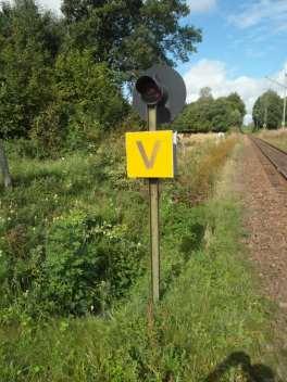 Bild 133 Liksom vid vanliga signaler kan ibland avståndet vara kort när föraren får syn på V-signalen, och därför finns även här försignaler, V-försignaler, till vardags kallade döskallar (bild 134).