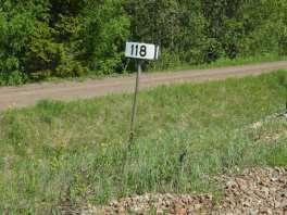 KILOMETERANGIVELSER Alla järnvägslinjer har kilometerangivelser. Det är i princip en tavla per kilometer (bild 145).