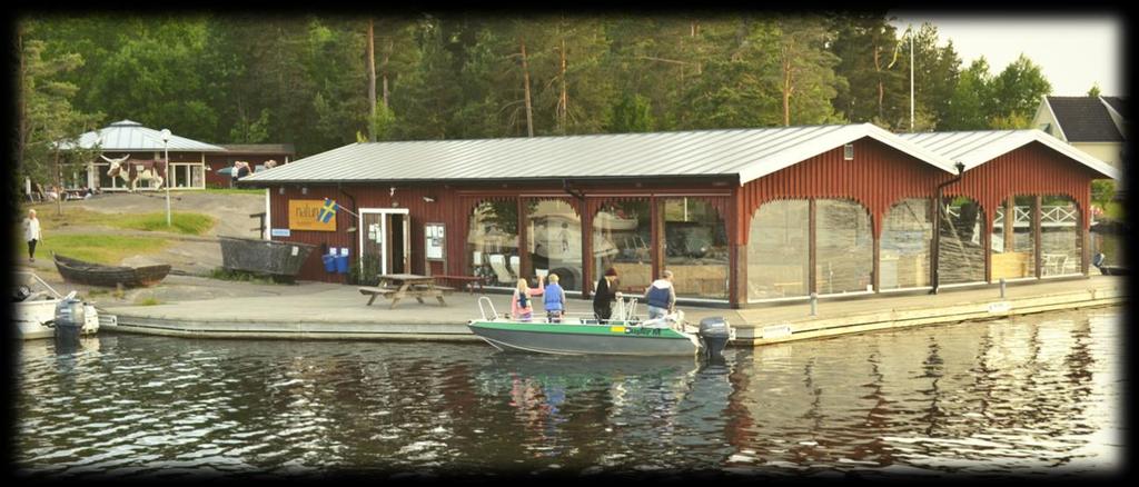 Naturum Sommen ligger vackert beläget mitt i sjön Sommen.