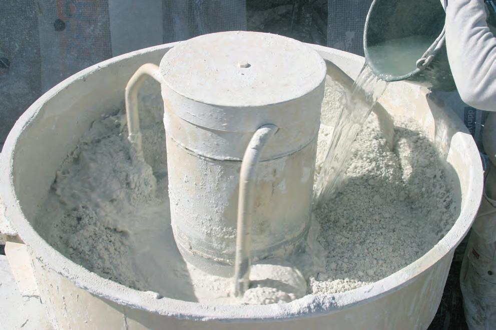 2. Tillredning av grundnings- och offerputsbruk för handpåslag Recept grundningsbruk 100 liter Thermosilit Standard 120 kg Målarkalk hydraulisk offerputsbas med fyllnadskalk Slås i planblandare.