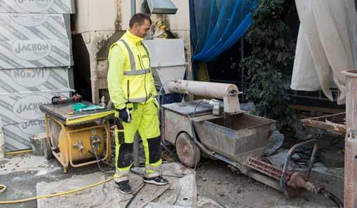 Operativa chefen Jetmir Demiljej från Smartfronts underentreprenör Lamendo övervakar blandningen av puts i automatblandaren Maltech M25 ansluten till putspumpen Cura 3900.