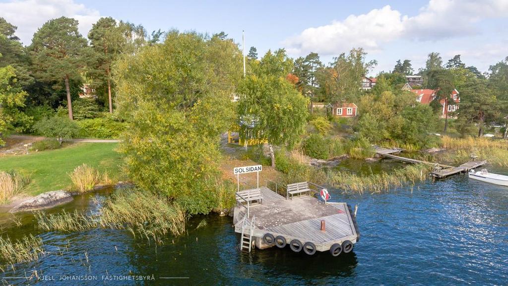 Gällstaös ångbåtsbryggas kulturella liv Ångbåtsbryggan har en lång historia i Gällstaös kulturella liv Träkistan byggdes troligen i början på 1900-talet Ovanliggande betongklump gjöts på träkistan