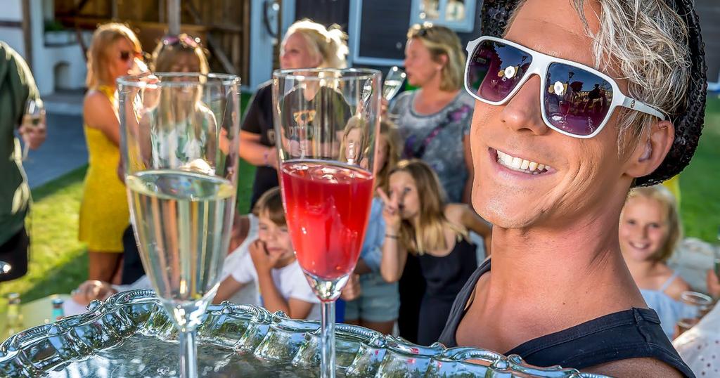 Fredag 15 jui HBTQ-BBQ med iteratioell dragshow Gridara till Stora öppas klocka 18.
