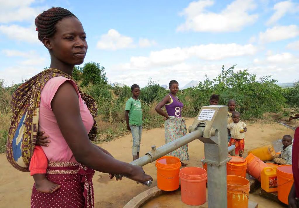 Helena Francisco hämtar vatten från brunnen som UNHCR har borrat i närheten av hennes by vid flyktinglägret Maratanes i Moçambique: "Att hämta vatten så nära mitt hem har gett mig så mycket mer tid.