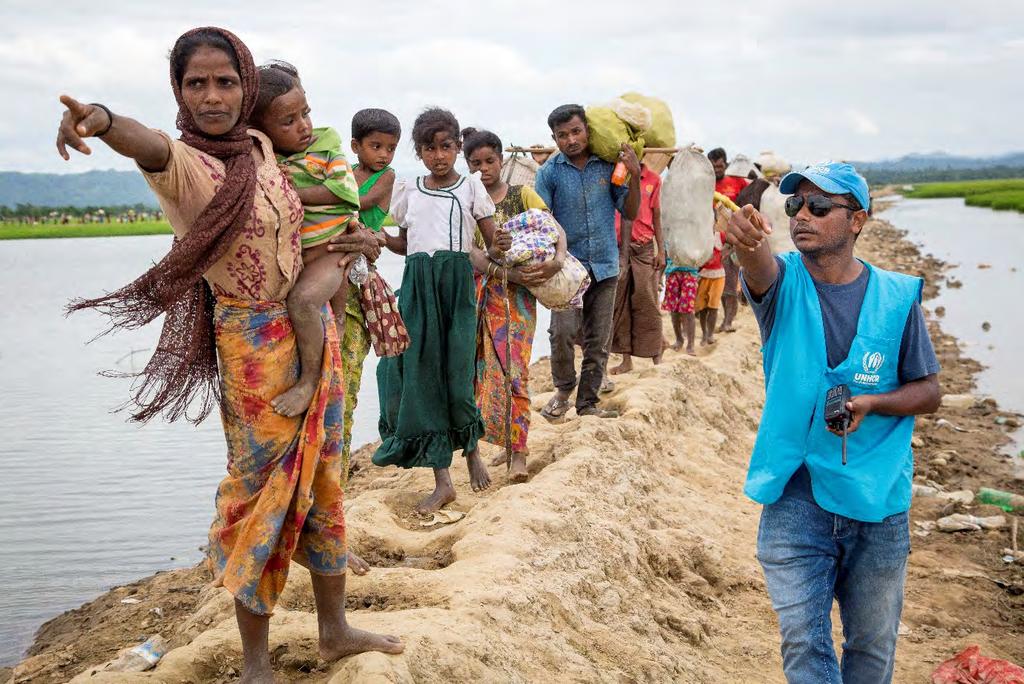 Foto: UNHCR/Roger Arnold UNHCR:s fältpersonal hjälper tusentals flyktingar från Myanmar att ta sig in i Bangladesh efter att ha varit strandsatta i upp till fyra dagar nära gränsen.