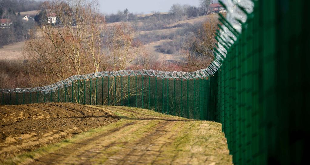 2017 reste Slovenien ett stängsel utmed sin gräns mot Kroatien i syfte att göra det svårare för flyktingar och migranter att ta sig in i Europeiska Unionen.